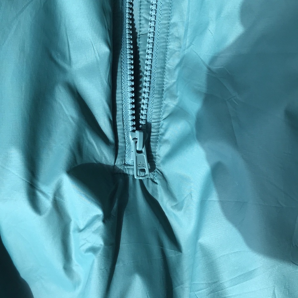 Alo Latitude Light Weight 1/2 Zip Pullover Jacket, Winter Ivy - Picture 15 of 16